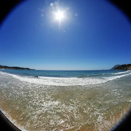 Le Poseidon Отель Ла-Сейн-сюр-Мер