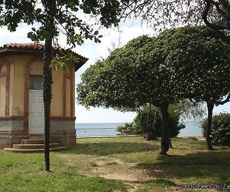 Le Poseidon Отель 2*