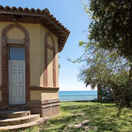 Le Poseidon Отель Ла-Сейн-сюр-Мер