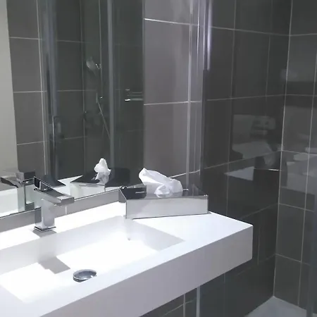 Le Poseidon Отель Ла-Сейн-сюр-Мер